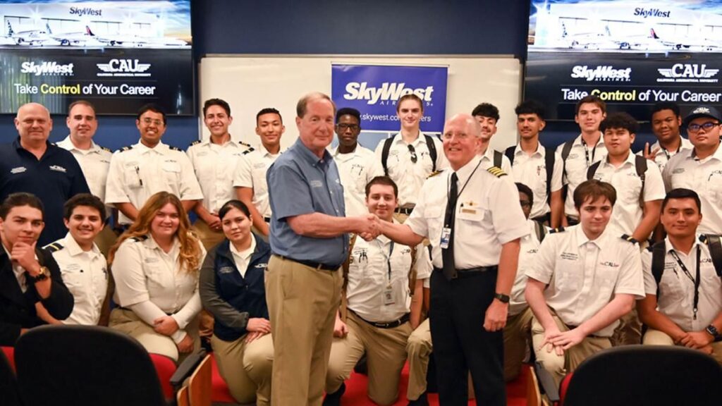 SkyWestOnline employee portal for schedules, paystubs, and training resources